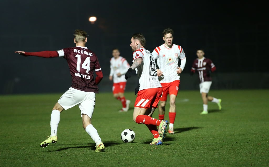 Jan Löhmannsröben (M.) und Julien Damelang (r.) starteten mit dem HFC mit einer Stunde Verspätung beim BFC Dynamo im Berliner Sportforum.