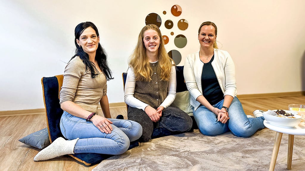  Im Kursraum: Martina Klautzsch, Elouisa Pfendt und Nancy Kolbasan (v. l.) wollen ab 2026 ihr Angebot ausbauen, unter anderem mit Geburtsvorbereitung, Babymassage, thematischen Workshops  und ganzheitlichem Coaching.