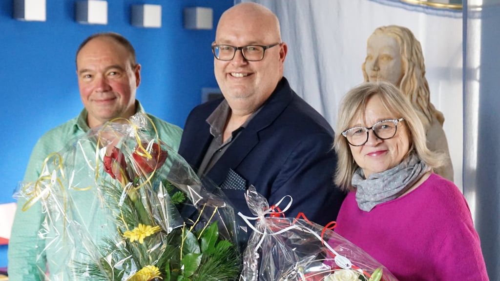 Bürgermeister Mike Steffens (Mitte) verabschiedet Bürgermeisterin Marlies Cassuhn aus dem Amt. Jens Sonnabend wird weiterhin als stellvertretender Bürgermeister arbeiten.