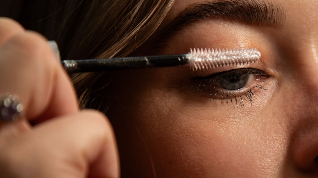 Von dezent schimmernden Spitzen bis zum glamourösen Party-Look: Richtig aufgetragen sorgt Glitzer-Mascara für festliche Akzente.