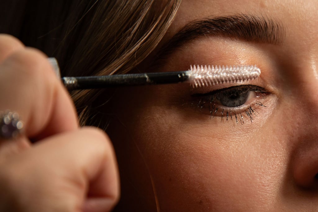 Von dezent schimmernden Spitzen bis zum glamourösen Party-Look: Richtig aufgetragen sorgt Glitzer-Mascara für festliche Akzente.