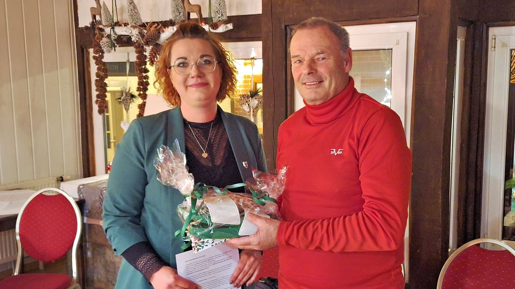 Klötzes stellvertretende Ortsbürgermeisterin Vanessa Fröhlich ehrte Roland Gille mit einem Präsentkorb und lobenden Worten. 