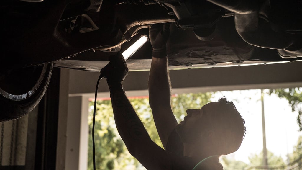Verschlissene Stoßdämpfer erhöhen das Unfallrisiko: Regelmäßige Wartungen und fachmännische Kontrolle sorgen für mehr Sicherheit und Fahrkomfort.