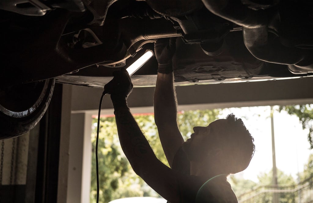 Verschlissene Stoßdämpfer erhöhen das Unfallrisiko: Regelmäßige Wartungen und fachmännische Kontrolle sorgen für mehr Sicherheit und Fahrkomfort.