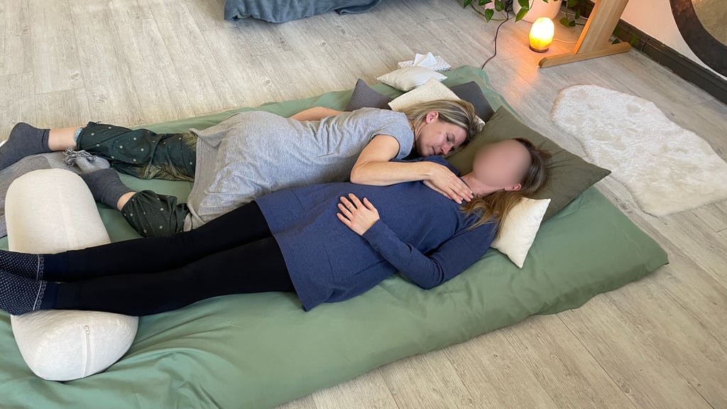 Marie-Luise Weinreich aus Magdeburg kuschelt mit einer Klientin: Der Stress lässt nach, der Kopf geht aus und das Herz an – Kuscheln wirkt sich positiv auf die körperliche und psychische Gesundheit aus. „Schmelzendes Herz“ heißt diese Kuschelposition.