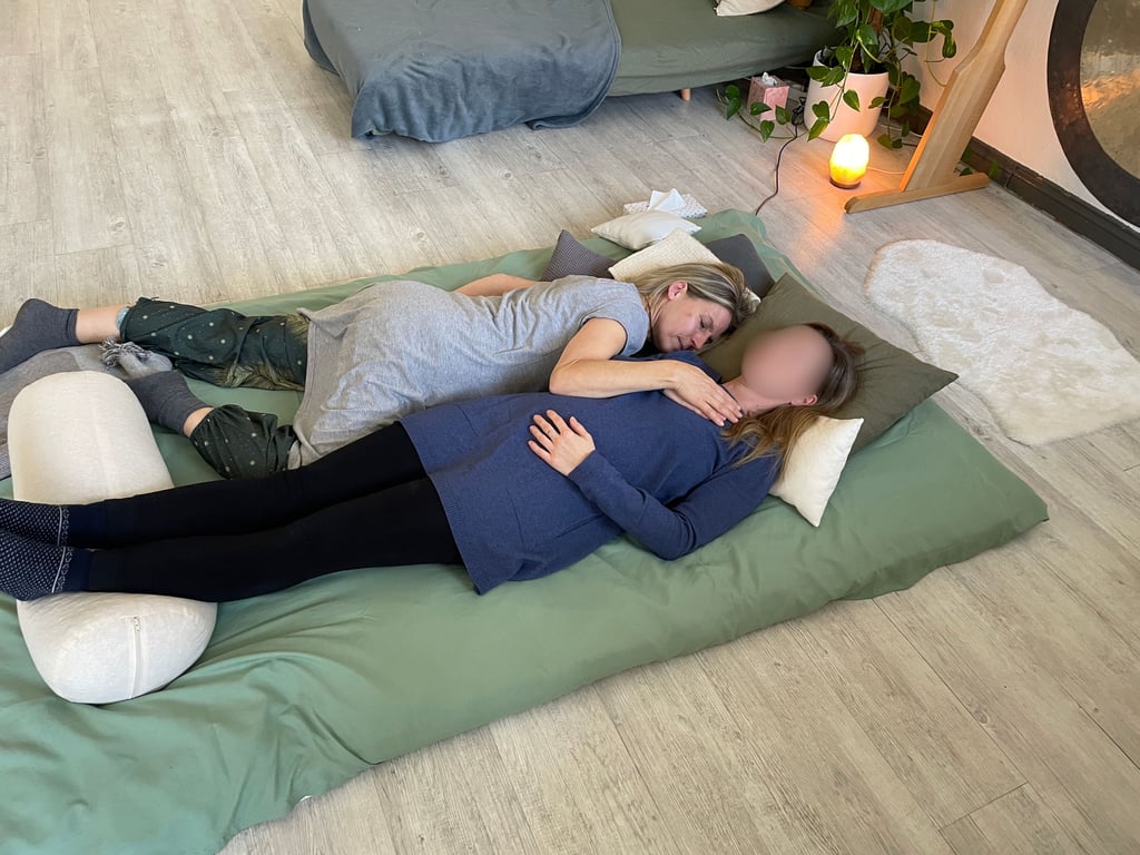 Marie-Luise Weinreich aus Magdeburg kuschelt mit einer Klientin: Der Stress lässt nach, der Kopf geht aus und das Herz an – Kuscheln wirkt sich positiv auf die körperliche und psychische Gesundheit aus. „Schmelzendes Herz“ heißt diese Kuschelposition.