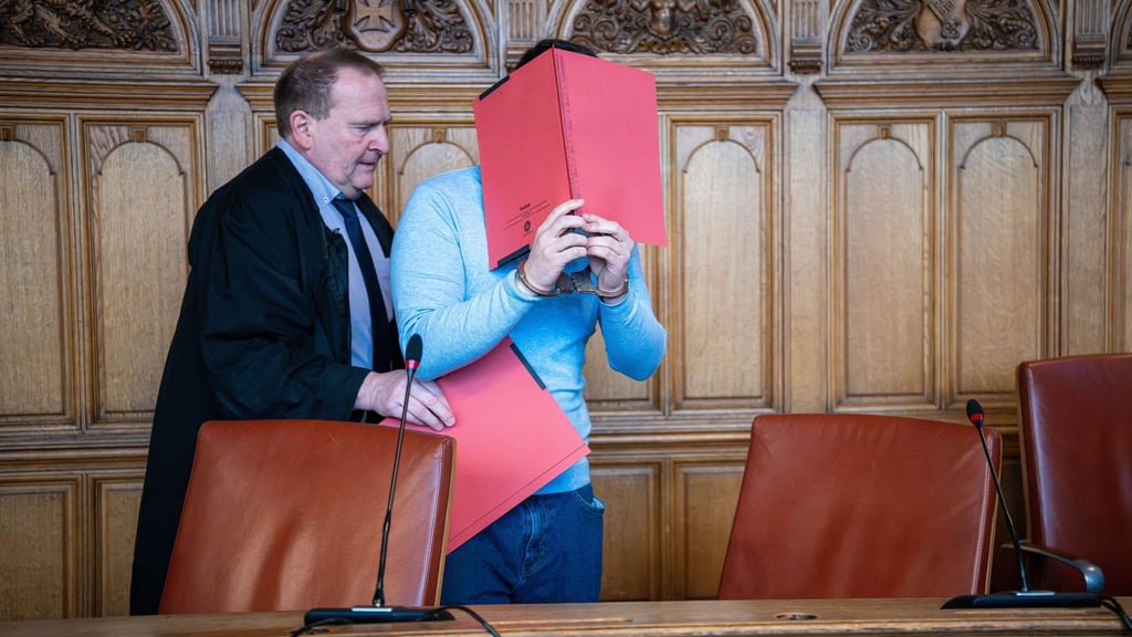 Der ehemalige Tanztrainer ist seit April 2025 in Untersuchungshaft.