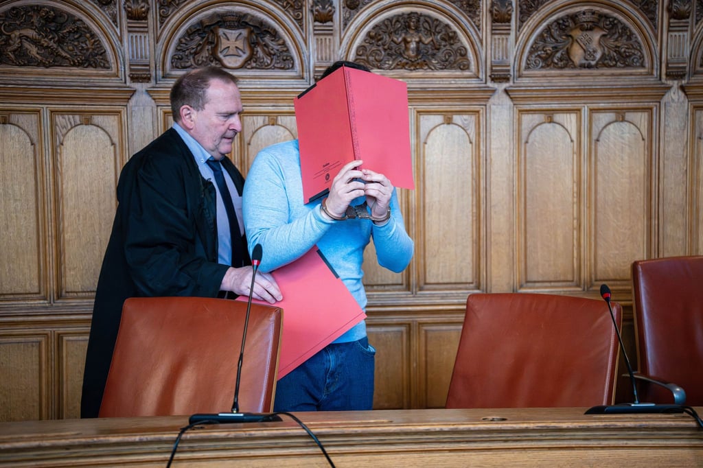 Der ehemalige Tanztrainer ist seit April 2025 in Untersuchungshaft.