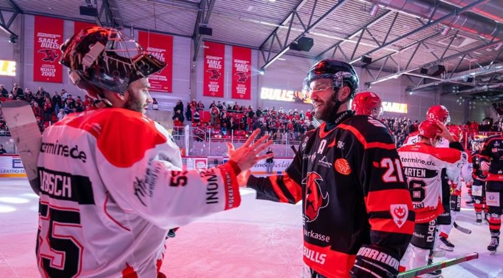 Patrick Schmid wurde nach dem 6:3-Sieg der Saale Bulls gegen die Herford Ice Dragons auch von den Gegnern beglückwünscht.