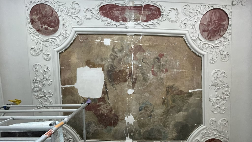 Diese Deckenmalerei wurde im Prachtsaal des Weißenfelser Hofmarschallhauses freigelegt. 