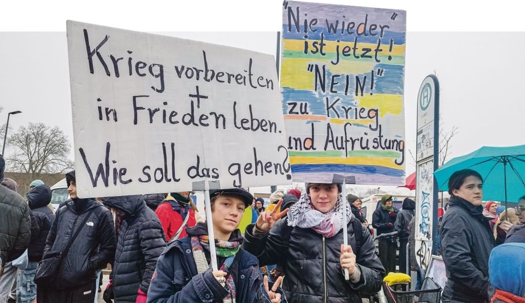 Etwa 400 Schüler und Erwachsene aus Wendland und Altmark demonstrierten am 5. Dezember 2025 in Lüchow gemeinsam gegen  das neue Wehrdienstgesetz .