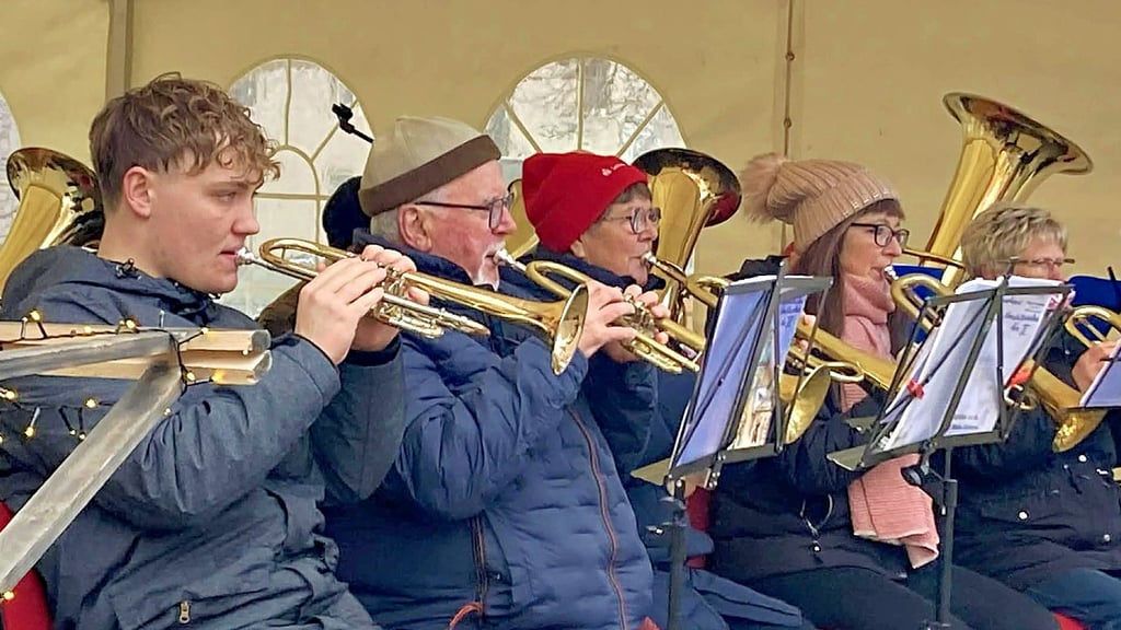 Die Blechpuster eröffnen den Weihnachtsmarkt in Nachterstedt. Die bunte Truppe mit Trompeten und Tuba sucht auch gleich nach neuen Mitstreitern. 