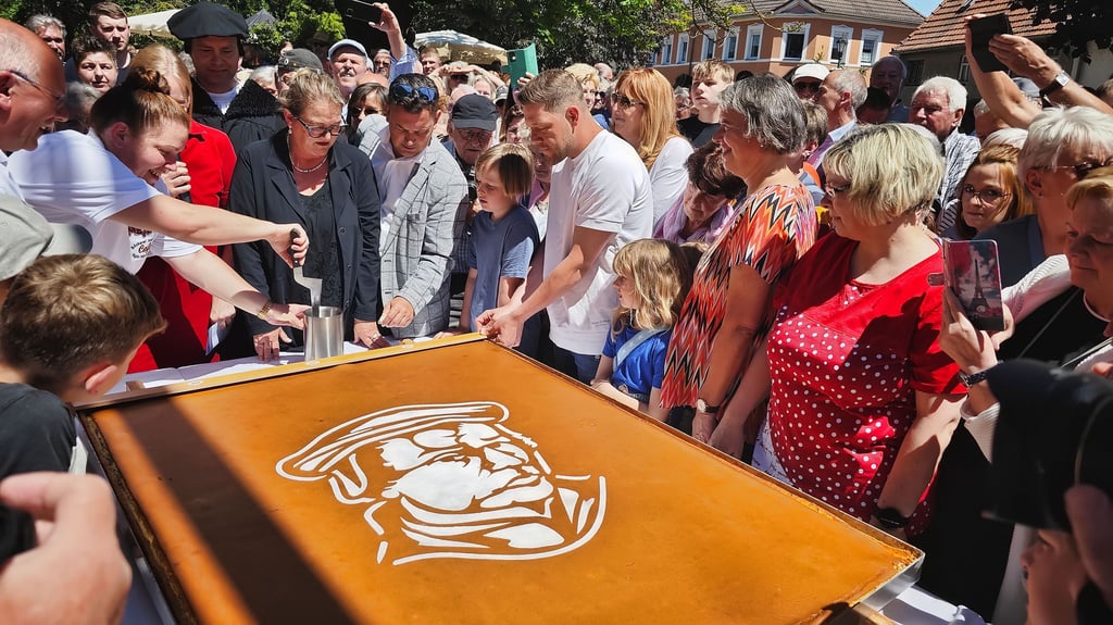 Den Allstedter Rekord-Mohnkuchen schmückte ein Müntzer-Logo. Jetzt wird eins für den Briefkopf der Müntzer-Stadt gesucht.