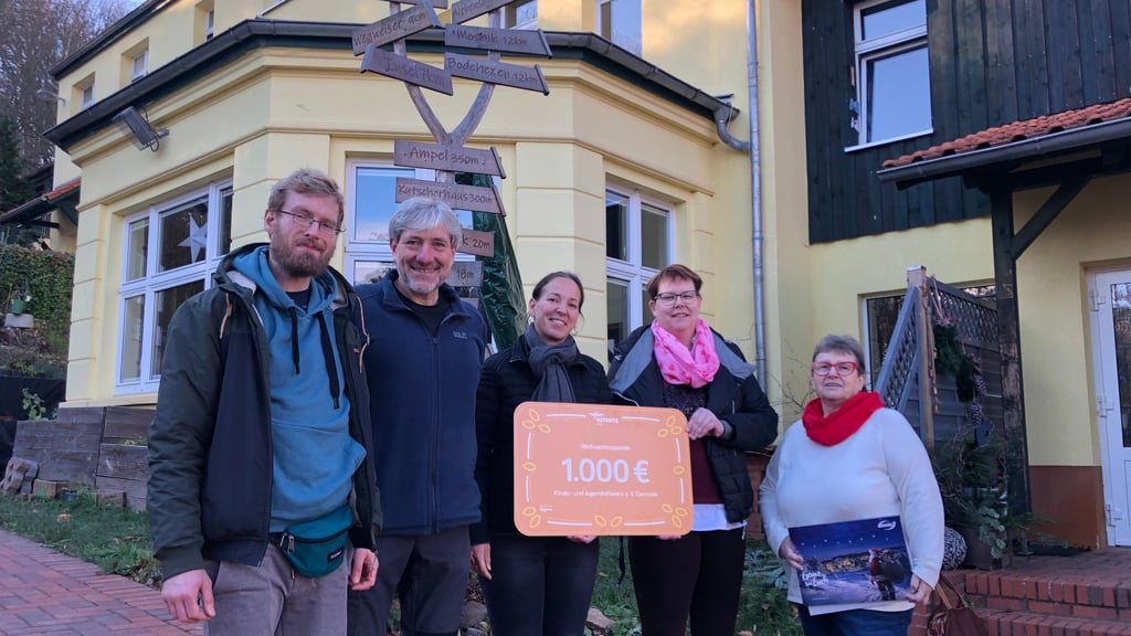 Weihnachtsspende der EnviaM-Gruppe für das Kinder- und Jugendhilfswerk Gernrode: Kathrin Zink (M.), Kommunalbetreuerin beim Unternehmensverbund,  hat den symbolischen Scheck mitgebracht, um ihn im Beisein von Steffen Scheibner vom Kinder- und Jugendbüro der Stadt (l.) an Helga Post (r.), Vorstandsvorsitzende des Vereins, Geschäftsführer Lutz Kaufhold (2. v. l.) und Teamleiterin Katharina Deutsch (2. v. r.) zu übergeben.