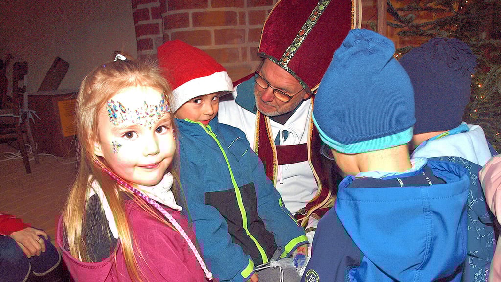 Dicht umringt von den Kindern war Bischof Nikolaus, in dessen Kostüm vertretungsweise Klostervereinschef Uwe Walter geschlüpft war,  beim ersten Adventsmarkt in der Arendseer Klosterkirche.