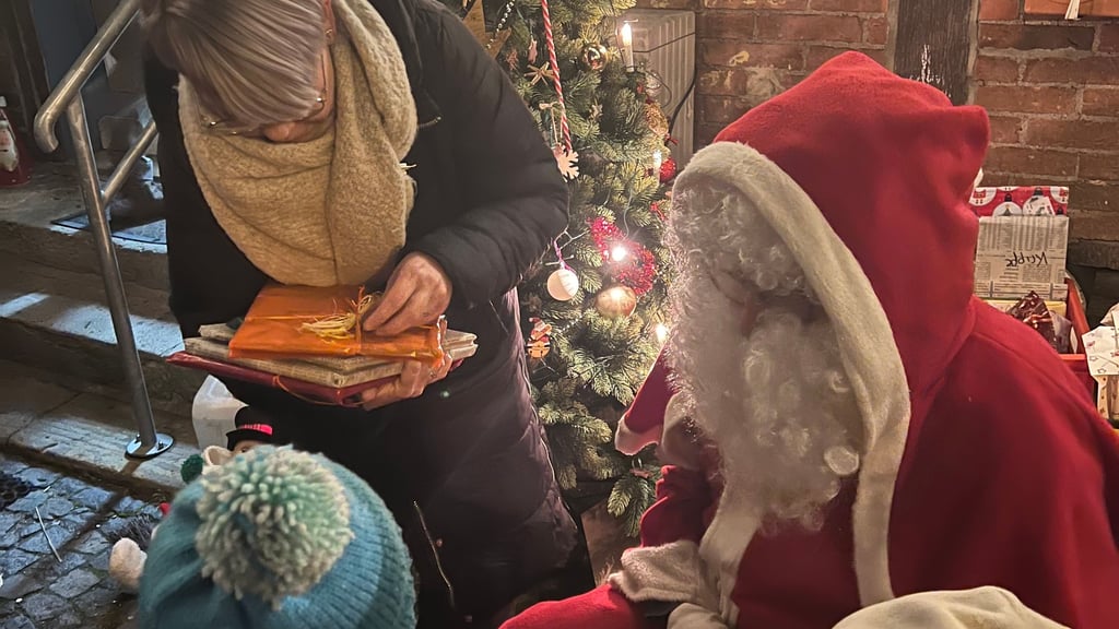 Der Weihnachtsmann schaute unter anderem in Anderbeck bei den Mühlenspatzen vorbei.