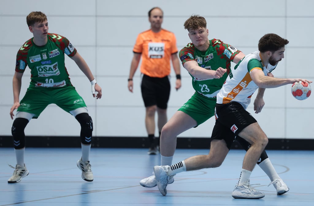 Mattis Heiß (2. v. l.) musste sich von der Bank anschauen, wie die Vorentscheidung in Stralsund fiel. 