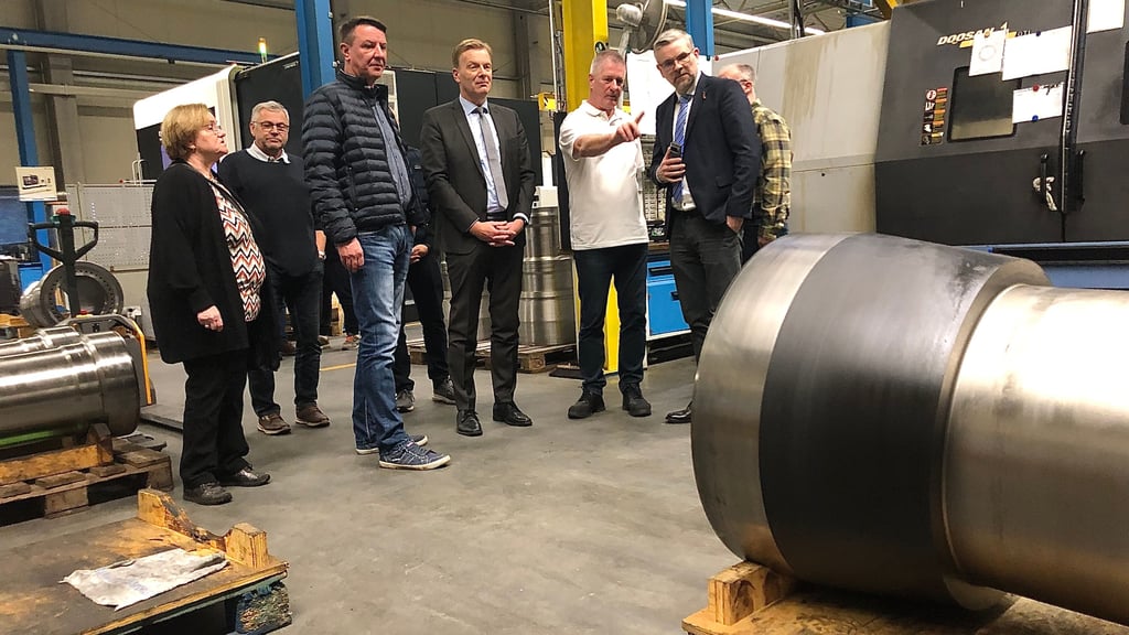 Mathias Bielert, Prokurist und Betriebsleiter der Seco GmbH in Quedlinburg, erläutert bei einem Unternehmensbesuch des Wirtschaftsausschusses des Stadtrates den Produktionsprozess im Unternehmen.