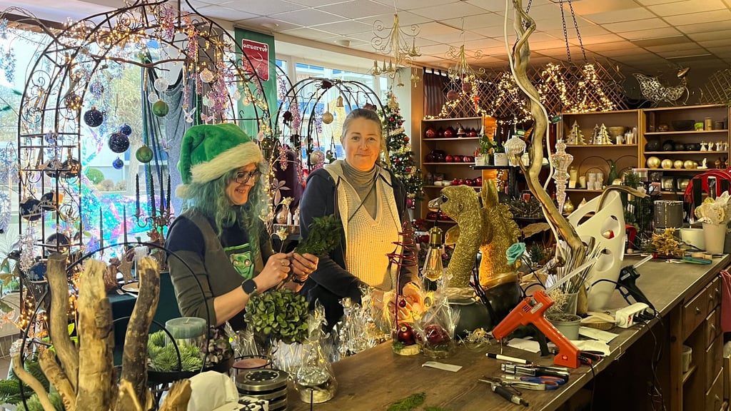 Das Geschäft „Die Blume“ hat eine neue Adresse. Kunden finden Cindy Lüttich (rechts) und ihre Kollegin Sophie Schulz nun in den neuen Räumlichkeiten am Breiten Weg in Halberstadt.