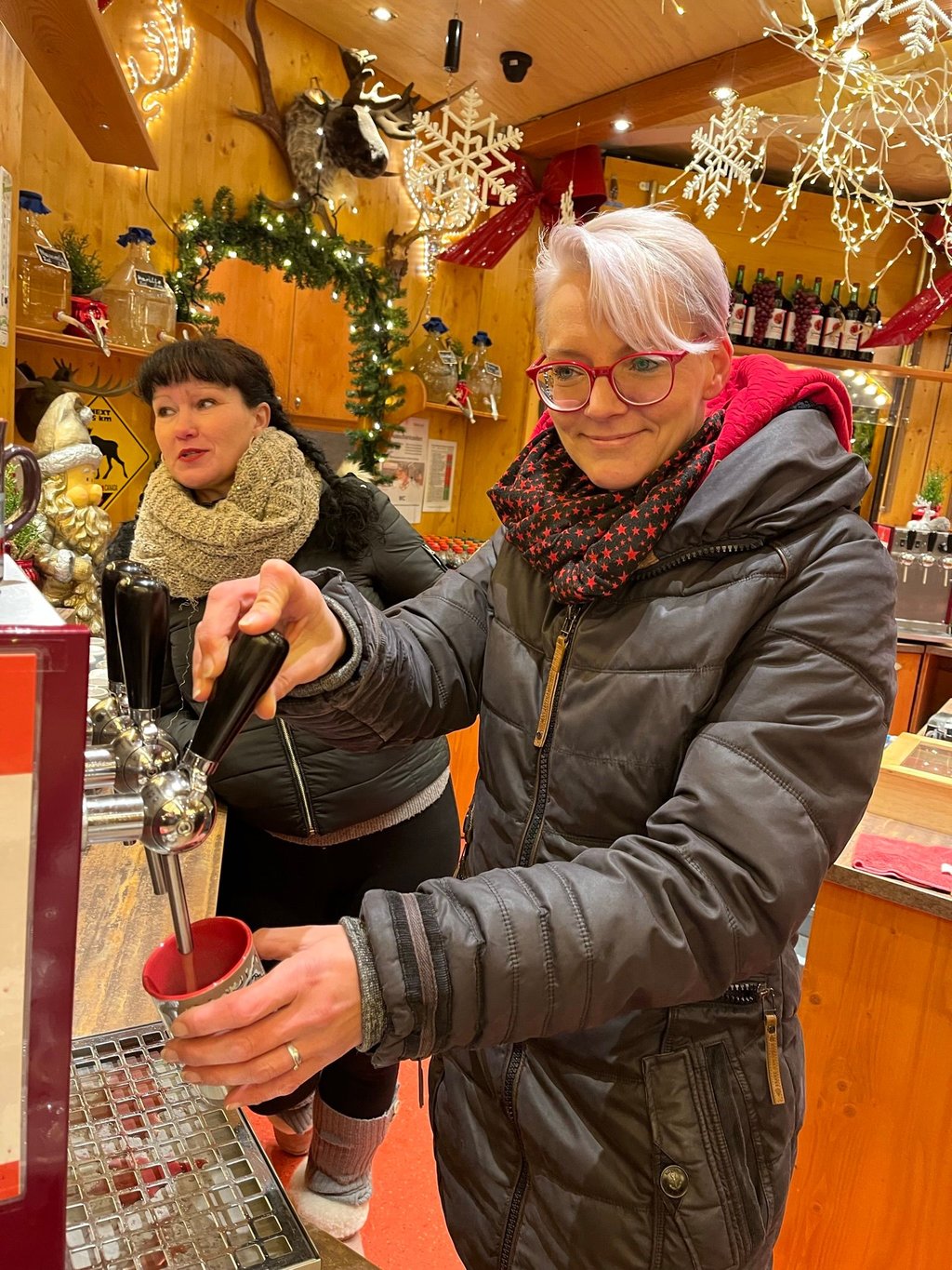 Eine Glühweinhütte übernehmen am Dienstag Mitarbeiterinnen des Hospizes auf dem Weihnachtsmarkt.