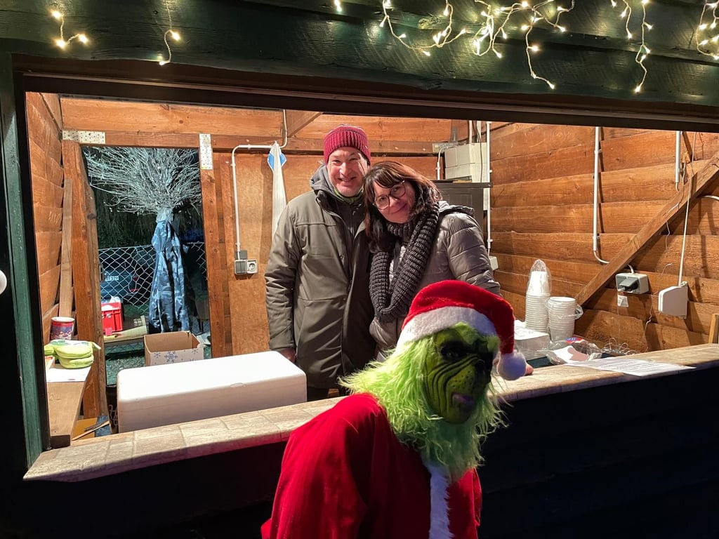 Impression vom Weihnachtsmarkt mit dem Grinch, der häufiger durchs Bild huschte.