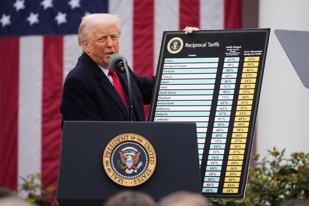 Donald Trump bei der Verkündung seiner Zölle - inzwischen hat sich die Höhe geändert, den meisten Regionen in Deutschland tun sie trotzdem weh. (Archivbild)