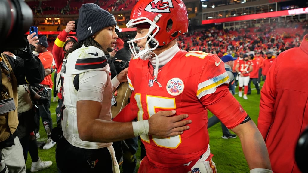 Patrick Mahomes (15) musste Houstons Quarterback C.J. Stroud zum Sieg gratulieren.