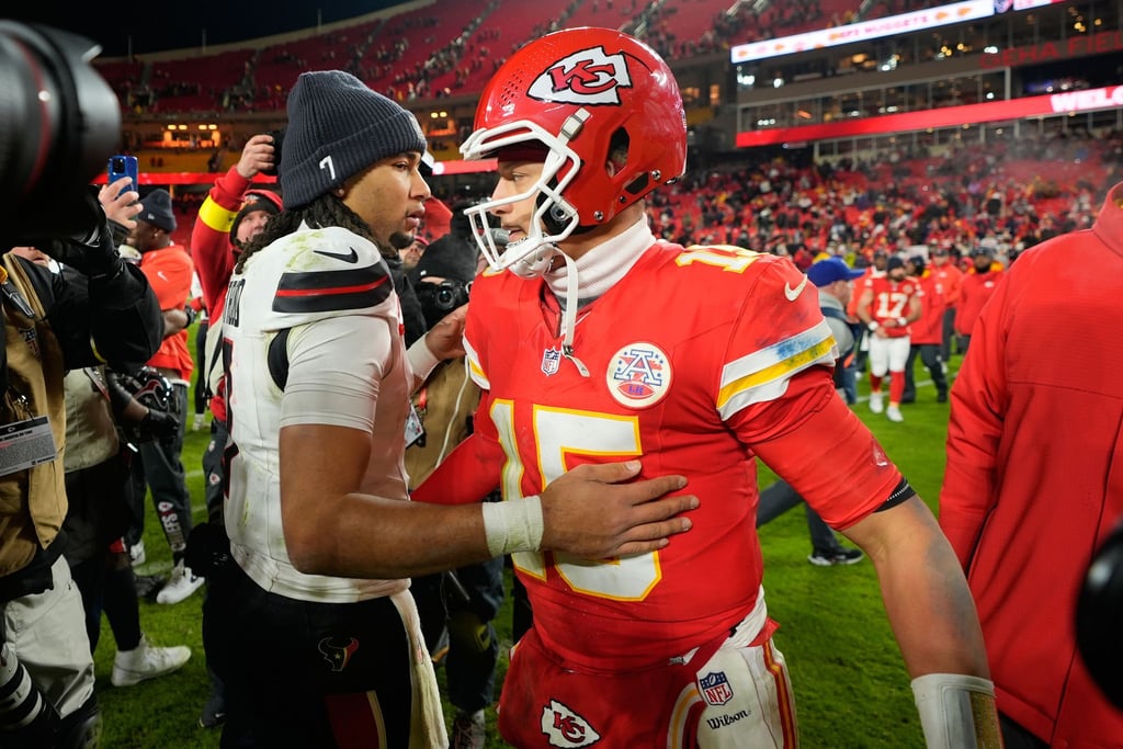 Patrick Mahomes (15) musste Houstons Quarterback C.J. Stroud zum Sieg gratulieren.
