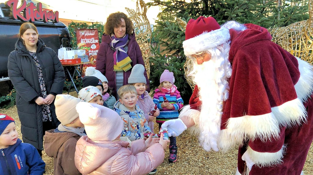 Die Mädchen und Jungen aus der Eichhörnchen-Gruppe der Kita „Sonnenkäfer“ gehören zu den ersten, die den Nikolaus treffen. 