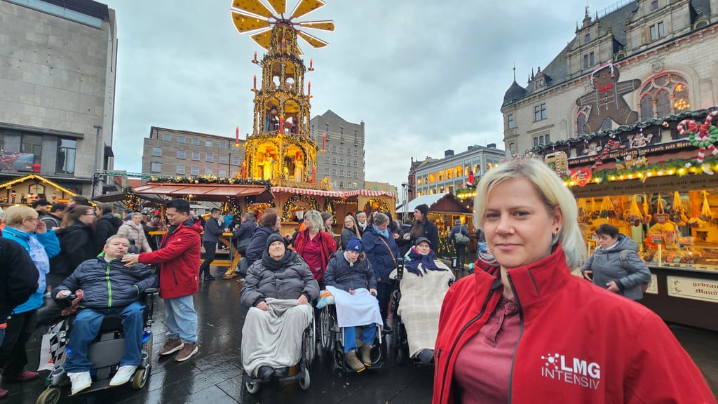 Diane Marinock von LMG Intensiv hatte mit ihren Intensivpflege-Patienten, deren Angehörigen, Mitarbeitern und Azubis einen Ausflug auf den Weihnachtsmarkt gemacht. Dabei stießen sie jedoch an Grenzen. Denn auch zur "Stillen Stunde" ist der Weihnachtsmarkt Halle nicht barrierefrei.&nbsp;