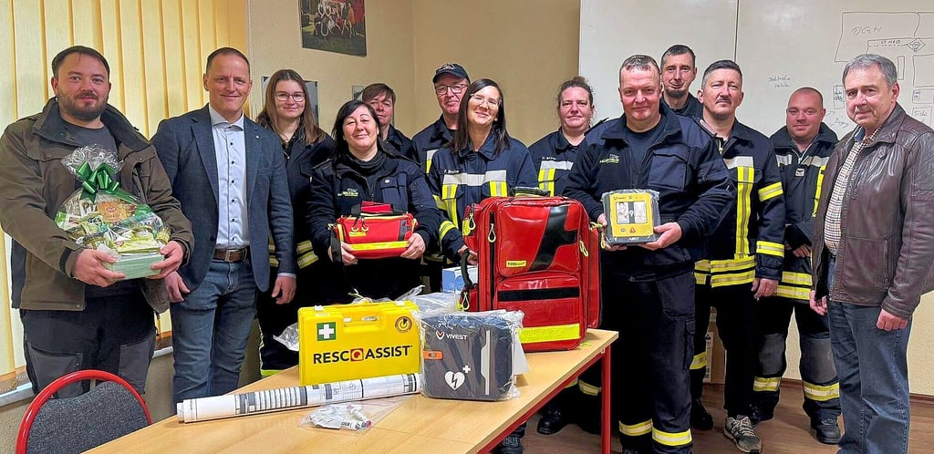 Eine umfangreiche Ersthelfer-Ausrüstung übergab Robert-Philipp Neugebauer (links) an die Kameraden der Freiwilligen Feuerwehr Mahlwinkel.