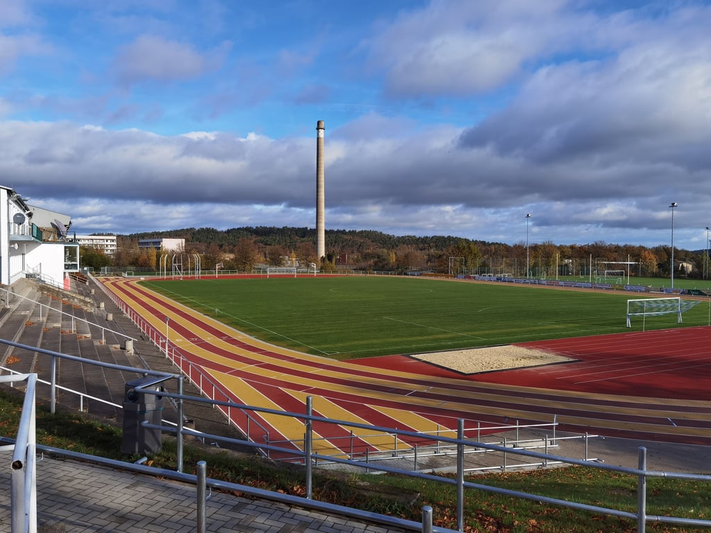 Blick ins Blankenburger Sportforum. Die Fußballplätze und die Leichtathletik-Anlage sind auf dem neuesten Stand. Nun sollen die maroden Gebäude in Angriff genommen werden.