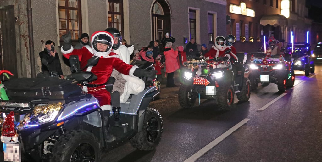 Mit buntbeleuchteten Quads rollten am Samstagabend Nikolaus,  Knecht Ruprecht  und seine Freunde nach Möckern , um dort Spenden und Geschenke im Kinderheim abzugeben.