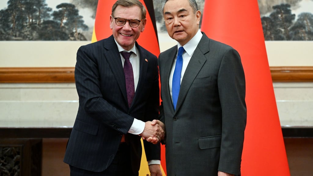 Beim Treffen von Außenminister Johann Wadephul (l., CDU) mit seinem chinesischen Kollegen Wang Yi geht es auch um Handelsbarrieren und den russischen Angriffskrieg auf die Ukraine.