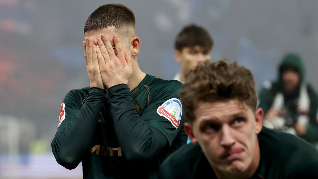 Enttäuschung: Romano Schmid und Jens Stage (r) von Werder Bremen nach der Derby-Niederlage beim Hamburger SV.