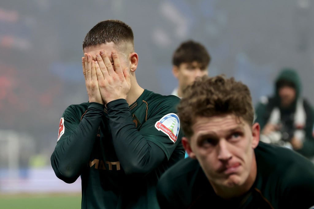 Enttäuschung: Romano Schmid und Jens Stage (r) von Werder Bremen nach der Derby-Niederlage beim Hamburger SV.