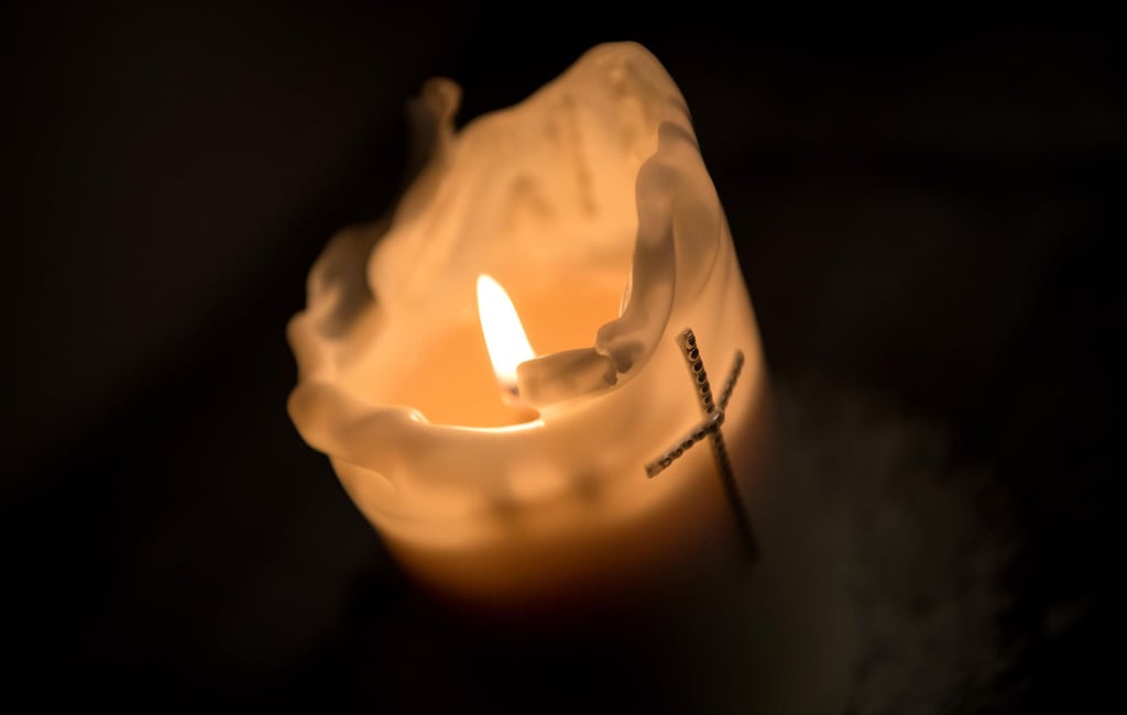 Kerzen werden am zweiten Dezembersonntag entzündet um verstorbener Kinder zu gedenken.