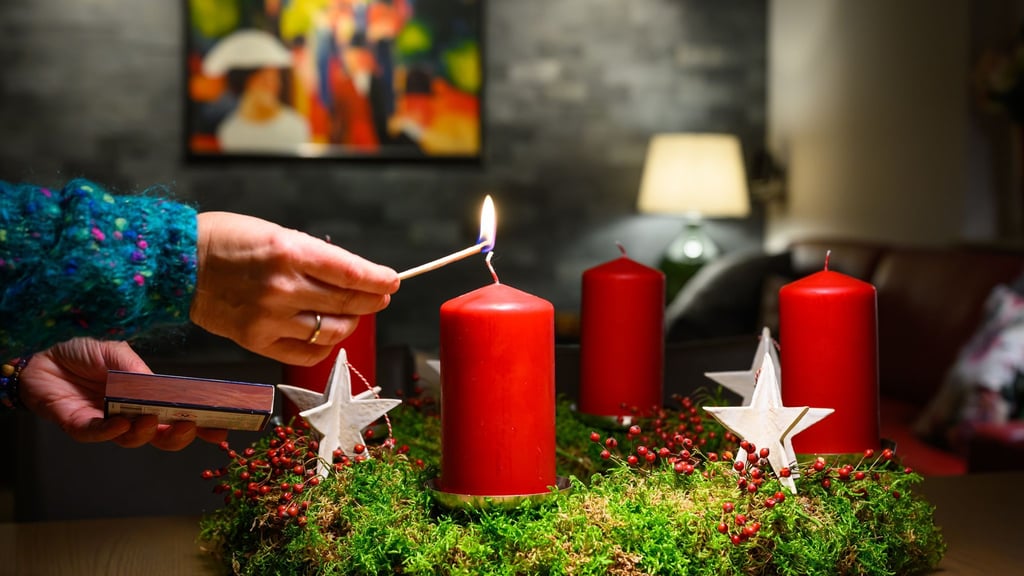 Advent, Advent, ein Lichtlein brennt: Regelmäßiges Besprühen mit Wasser und das Übernachten auf dem Balkon helfen, den Adventskranz länger frisch und weniger entflammbar zu halten.