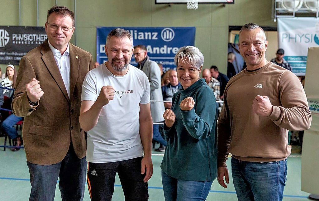 Trainer Matthias Bader (2. v. l.) konnte als Gäste auch Thomas Bösener vom Kreissportbund (l.), Oberbürgermeisterin Christina Buchheim und Landrat Andy Grabner begrüßen.