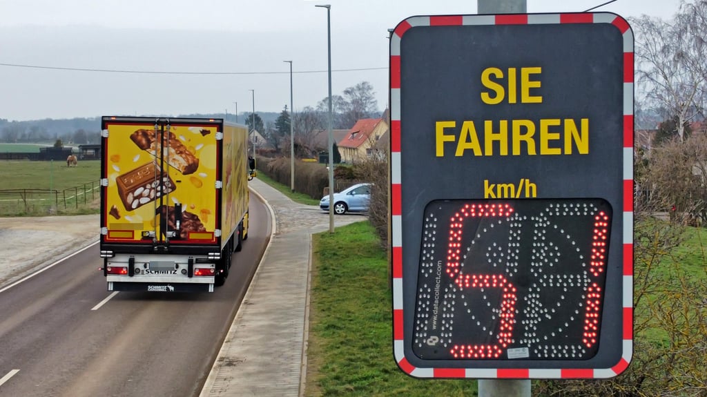 In den Ortsteilen der Stadt Seeland sollen künftig zwei mobile Geschwindigkeitsmesstafeln – ähnlich hier der abgebildeten Tafel in Westdorf – Geschwindigkeitsverstöße aufzeichnen.