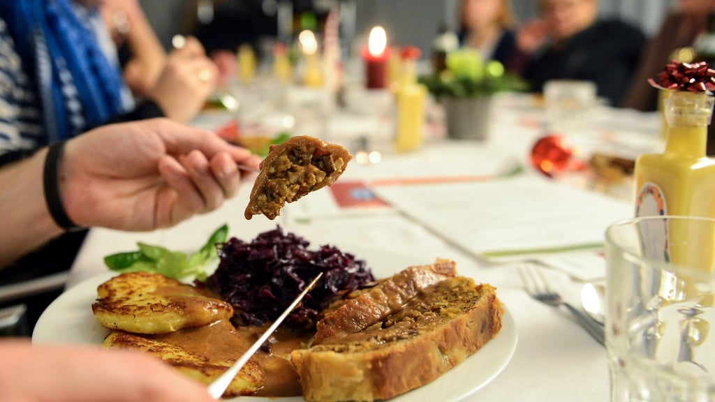 Vegetarische Gerichte mit saisonalem Gemüse wie Rotkohl, Wirsing oder Rote Bete sind günstige Alternativen zum klassischen Festtagsbraten.