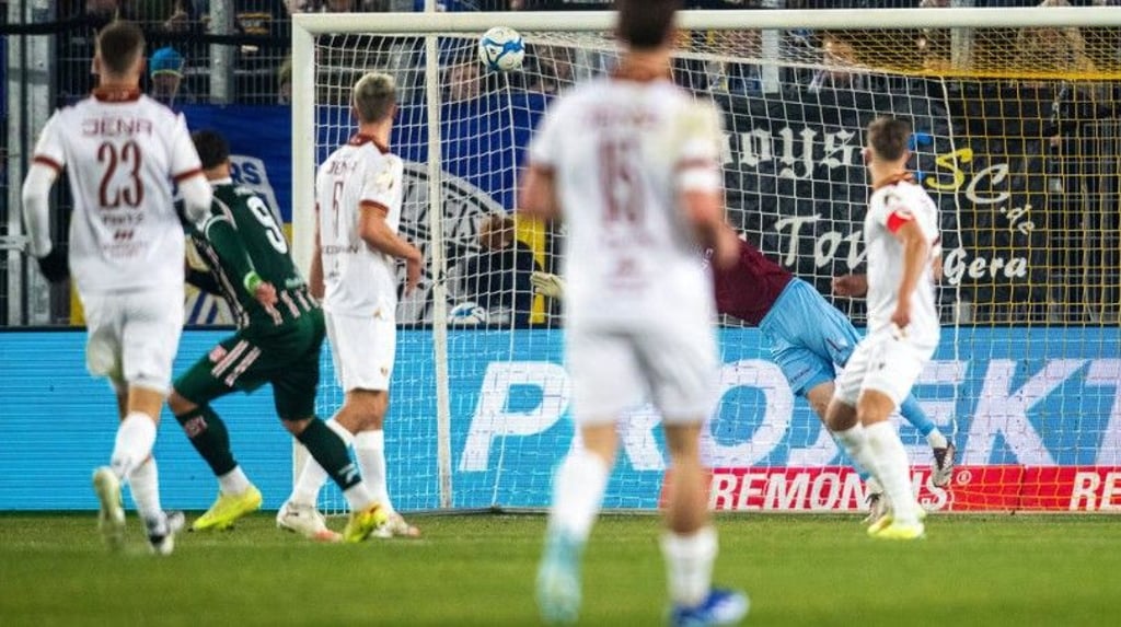 Malek Fakhro besorgte gegen Carl Zeiss Jena mit einem Traumtor die Führung für den Halleschen FC.