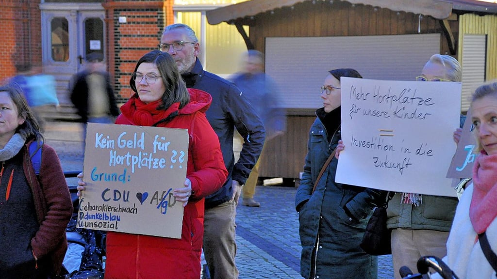 Mit Protestplakaten  wurde auf dem Marktplatz in Stendal für mehr Hortplätze demonstriert. 