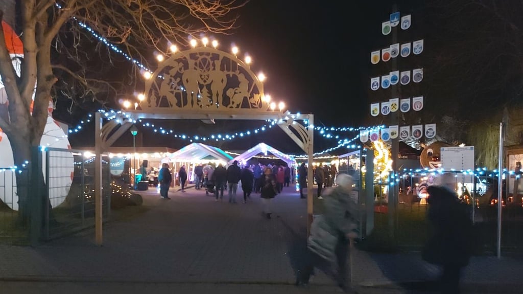 Der Festplatz in Amsdorf erstrahlte zum Weihnachtsmarkt.