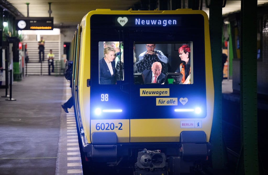 Im Berliner ÖPNV passieren viele Kuriositäten - wie am 5. November, als plötzlich der Regierende am Steuer einer neuen U-Bahn saß. Die BVG zeigt ab heute eine Reality-Show bei YouTube, die mit viel Selbstironie das Image des Unternehmens verbessern soll. (Archivbild)