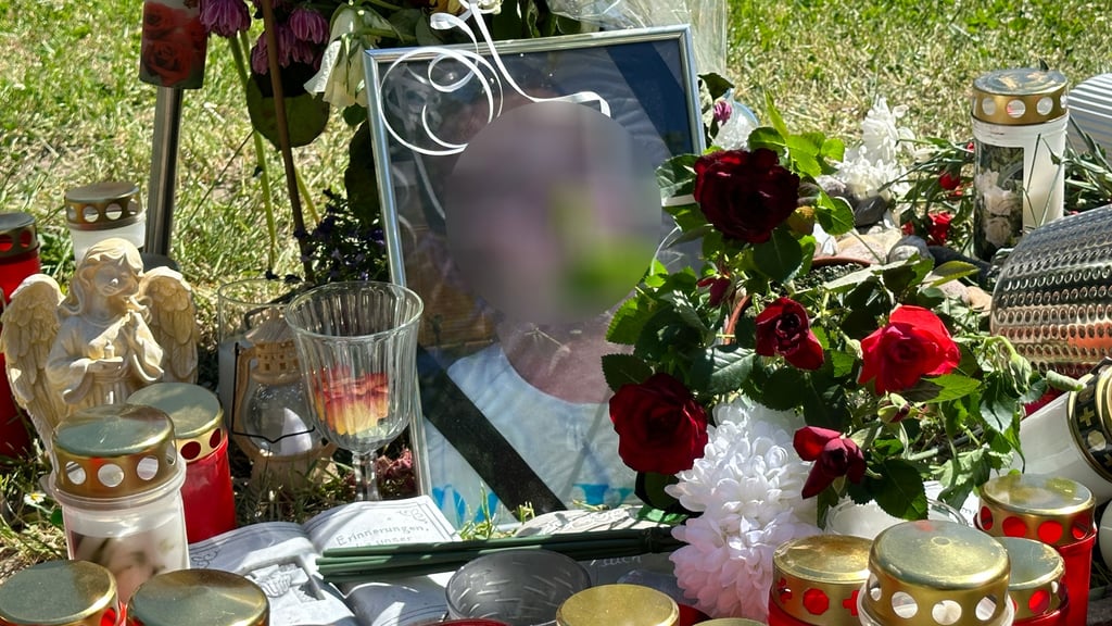 Für das Opfer der tödlichen Prügelattacke in Magdeburg-Olvenstedt waren Blumen abgelegt und Kerzen aufgestellt worden. 