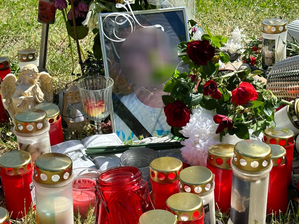 Für das Opfer der tödlichen Prügelattacke in Magdeburg-Olvenstedt waren Blumen abgelegt und Kerzen aufgestellt worden. 