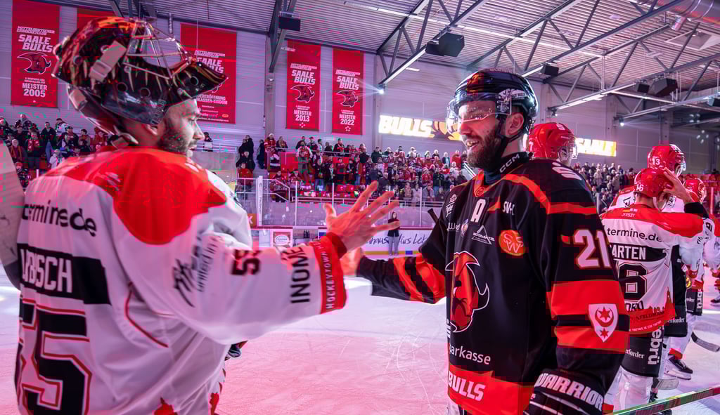 Patrick Schmid wurde nach dem 6:3-Sieg der Saale Bulls gegen die Herford Ice Dragons auch von den Gegnern beglückwünscht.