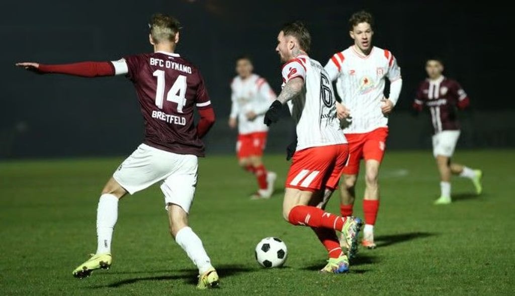 Jan Löhmannsröben (M.) und Julien Damelang (r.) starteten mit dem HFC mit einer Stunde Verspätung beim BFC Dynamo im Berliner Sportforum.