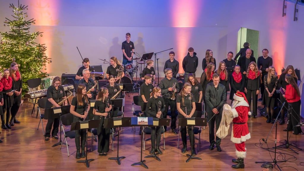 Beim Weihnachtskonzert der Musikschule gibt's für die Musiker Süßes vom Weihnachtsmann.